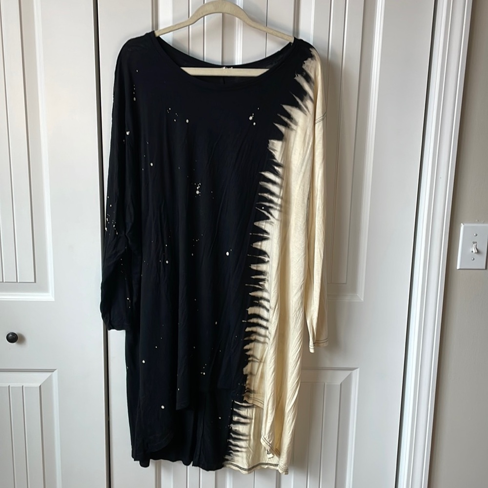 Umgee bleached T-shirt dress black and cream